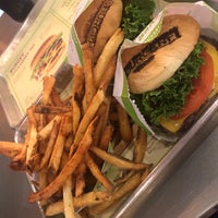 Foto diambil di BurgerFi oleh leila k. pada 10/24/2019