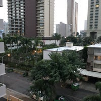 Снимок сделан в Ambassador Hotel Waikiki пользователем Mr. Ibeabuchi 12/12/2017