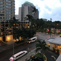 รูปภาพถ่ายที่ Ambassador Hotel Waikiki โดย Mr. Ibeabuchi เมื่อ 12/12/2017