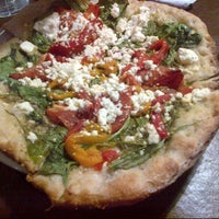 Foto tomada en Revolution Pizza And Ale House  por Kristina C. el 12/7/2012