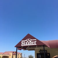 Foto scattata a Sizzler da Beth G. il 7/16/2016