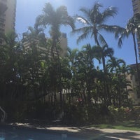 รูปภาพถ่ายที่ Royal Garden at Waikiki Hotel โดย Jenn O. เมื่อ 2/17/2017