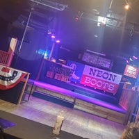 Das Foto wurde bei Neon Boots Dancehall &amp;amp; Saloon von Leandra Lang O. am 4/19/2021 aufgenommen