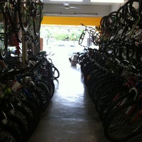 Foto tomada en Bike Shop (Moved)  por Hannah M. el 12/30/2012