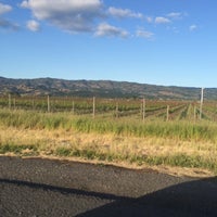 Снимок сделан в Napa Valley Wine Country Limo пользователем Brian P. 4/9/2015