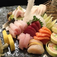 Foto tirada no(a) Yoshi Sushi por Naomi L. em 12/4/2012