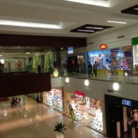 Foto tirada no(a) Mall Plaza El Castillo por Jose U. em 12/6/2012