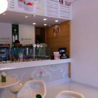 รูปภาพถ่ายที่ Yogofresh โดย Albert V. เมื่อ 1/30/2012