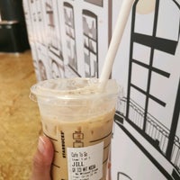 Foto tirada no(a) Starbucks por Gigi K. em 8/10/2021
