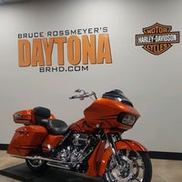 Foto tomada en Bruce Rossmeyer&amp;#39;s Daytona Harley-Davidson  por Gigi K. el 12/19/2019