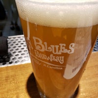 Photo taken at Oskar Blues Grill and Brew by Richard L. on 6/28/2021