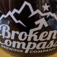 Foto diambil di Broken Compass Brewing oleh Richard L. pada 10/14/2022