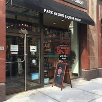 Foto tirada no(a) Park Avenue Liquor Shop por Gordon C. em 8/24/2016