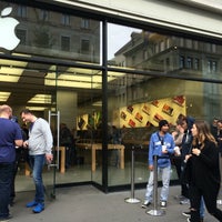 Photo taken at Apple Bahnhofstrasse by Andre S. on 9/21/2016