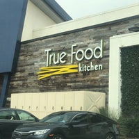 Foto diambil di True Food Kitchen oleh Tamie B. pada 10/18/2020