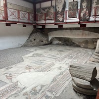 Das Foto wurde bei Büyük Saray Mozaikleri Müzesi von Mert am 11/20/2022 aufgenommen