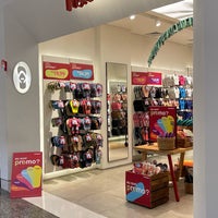 Photo taken at Havaianas by Claudia R. on 5/24/2022