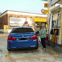 Photo taken at Posto Shell Barrasul by Claudia R. on 4/15/2016