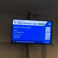 Photo taken at Gate 41 by 鶴 ラ. on 12/23/2018