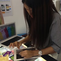 Photo taken at IGeekstore by 🍓Hui H. on 10/26/2012