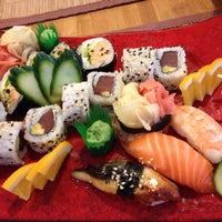 Foto tirada no(a) Oishii Sushi por Dominika M. em 11/29/2013