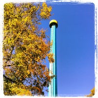 Das Foto wurde bei Mäch Tower - Busch Gardens von Lee J. am 10/21/2012 aufgenommen