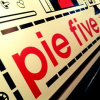 Foto tirada no(a) Pie Five Pizza por Jon U. em 2/25/2013