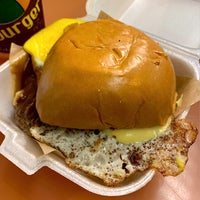 รูปภาพถ่ายที่ Mahaloha Burger โดย Atsushi N. เมื่อ 12/6/2019