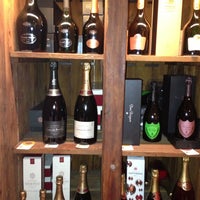 Das Foto wurde bei Vintage Wine Cellar von Rodrigue am 2/1/2013 aufgenommen