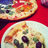 Снимок сделан в Pizza Donna пользователем Nestor C. 9/15/2012