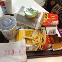 รูปภาพถ่ายที่ McDonald&amp;#39;s โดย Meral A. เมื่อ 10/22/2012