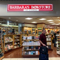 Photo taken at Barbara&amp;#39;s Bookstore by Yoshihiro on 7/29/2019