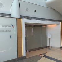 Photo taken at American Airlines Admirals Club by Yoshihiro on 7/24/2019