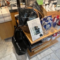 Photo taken at DEAN &amp;amp; DELUCA by Yoshihiro on 4/22/2023