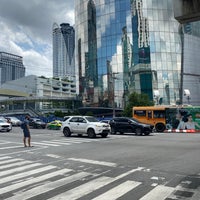 Photo taken at Pratu Nam Intersection by BVLLXINGHV on 8/18/2022