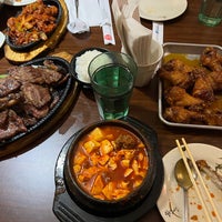 Das Foto wurde bei Dolsot House | K-Town BBQ Korean Restaurant von Godwin S. am 7/3/2023 aufgenommen