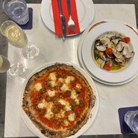 Foto diambil di Pizza Fabbrica oleh Meilissa pada 12/22/2021
