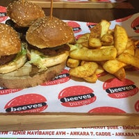 รูปภาพถ่ายที่ Beeves Burger &amp;amp; Steakhouse โดย Seda B. เมื่อ 9/8/2015