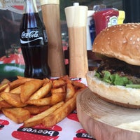 Снимок сделан в Beeves Burger &amp; Steakhouse пользователем Seda B. 9/7/2015