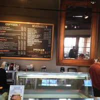 Foto tomada en Station Coffee House  por Chuck &amp;#39;Duce&amp;#39; D. el 12/1/2012