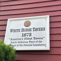 Foto diambil di The White Horse Tavern oleh Kat pada 7/14/2023