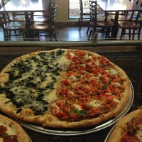 7/19/2014 tarihinde augy w.ziyaretçi tarafından Camos Brothers Pizza'de çekilen fotoğraf