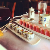 Foto tirada no(a) Ponzu Sushi por Jimmy S. em 10/8/2012