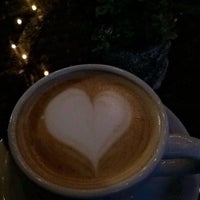 Foto diambil di CoffeeHolics Espresso Bar oleh Ana Lucía L. pada 10/7/2016