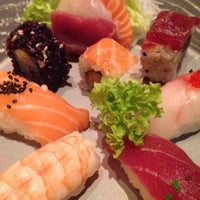Foto tirada no(a) Bento Sushi Restaurant por Anna M. em 2/27/2016