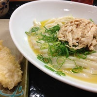 Photo taken at はなまるうどん 新橋第一ホテル前店 by takeponchi on 10/16/2012
