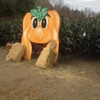 รูปภาพถ่ายที่ Whitney&amp;#39;s Farm Market โดย Chyrel B. เมื่อ 10/1/2012