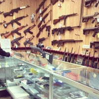 รูปภาพถ่ายที่ GAT Guns Inc โดย Jose J. เมื่อ 12/16/2012