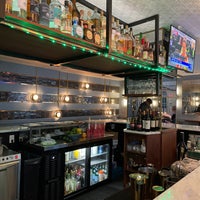 Foto tirada no(a) Paramount Bar and Grill por Dianna 4. em 5/2/2022