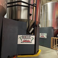 Photo taken at Rogue Ales Brewer&amp;#39;s on the Bay by Dianna 4. on 5/16/2022